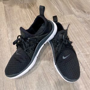 Nikes women acalme sneakers black